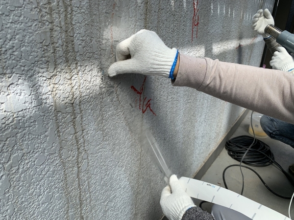塗装部分のひび割れにおいてTNC工法という特殊なﾃｰﾌﾟて溶着してひび割れの補修を行います。