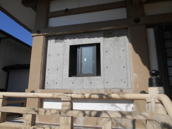 【壁補強工事】コンクリート打設後に新たな窓を取り付けます。