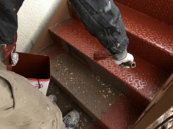 錆止め塗装を行っている状況
