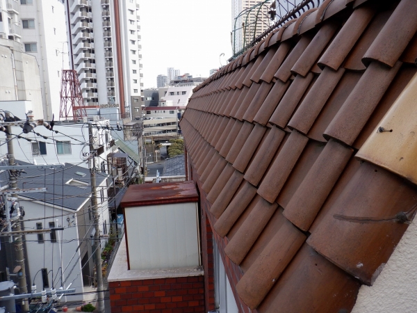 屋根改修前　重たい洋瓦で施工してあります。