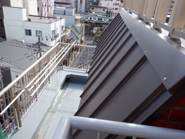 屋根改修完了　軽い金属屋根で施工することで建物の軽量化を図りました。