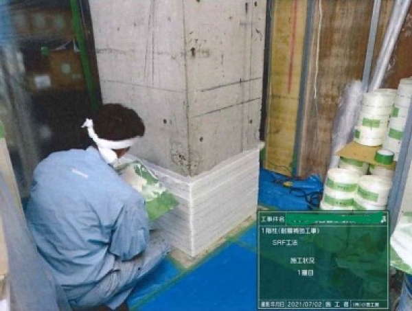 柱補強工事　柱の一部に特殊な帯を巻いて補強を行っています。