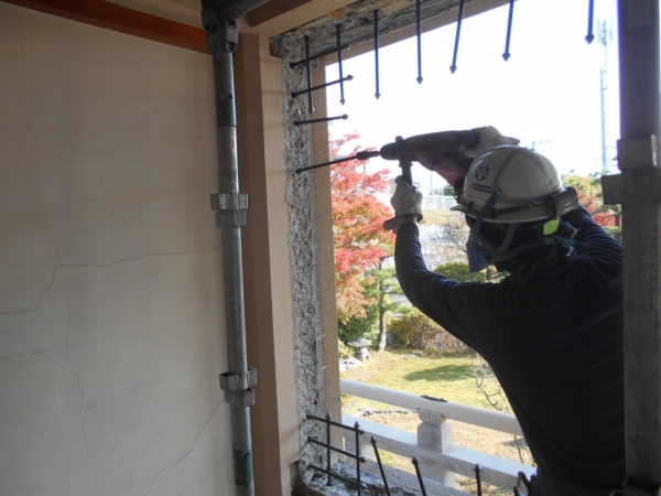 【壁補強工事】既存建物のコンクリートと新たな壁をつなぐための鉄筋（アンカー）を打ち込みます。