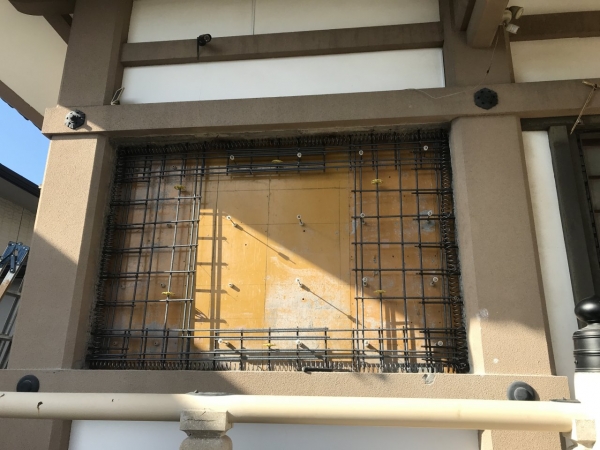 【壁補強工事】コンクリートに打ち込んだアンカーから更に壁となる部分に鉄筋を組んでいきます。